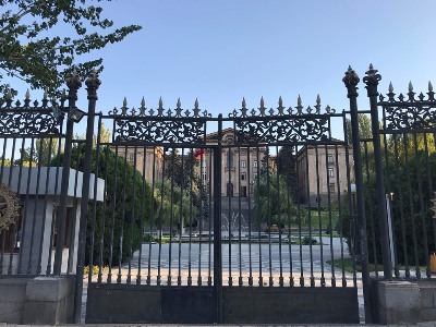 Разъяснение пресс-секретаря спикера: Почему заваривают ворота парламента Армении?