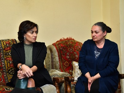 Աննա Հակոբյանն այցելել է գերի չհանձնվելուց հետո սպանված Տարոն Անդրեասյանի ընտանիքին