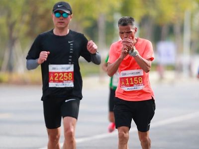 Chinese 50-year-old man runs marathon smoking
