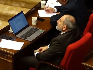 Пашинян на заседании парламента Армении вертит в руках четки