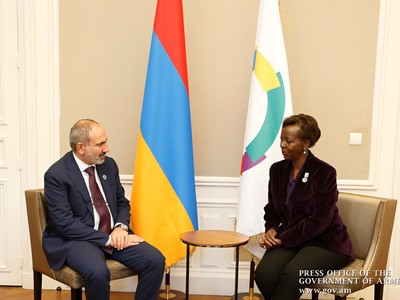 Փաշինյանը տիկնոջ հետ մասնակցել է ՖՄԿ գլխավոր քարտուղար Լուիզ Մուշիկիվաբոյի անունից տրված պաշտոնական ընթրիքին