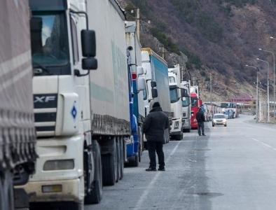«Ժողովուրդ». Պատգամավոր ամուսինները Թբիլիսիում ժամանակ են անցկացնում, իսկ Լարսի հերթերն ավելանում են