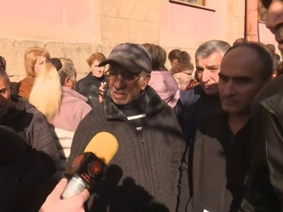 Որոշե՞լ ես 10 մլն, տուր էդ փողը, ինչի՞ ես մեզ գցում բանկի քուչեքը. Շան պես կապում են բանկի դուռը. Քաշաթաղի բնակիչ