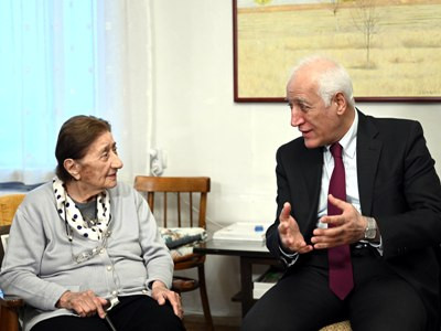 Президент Армении посетил семью художника Акопа Акопяна