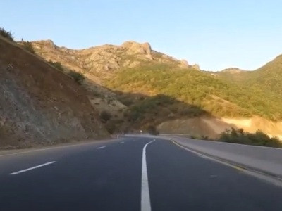 Новая дорога, проходящая через Бердзорский коридор, местами уже нуждается в ремонте
