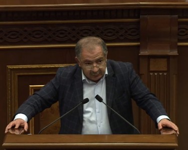 Украшают елки, позабыв о семье погибшего защитника Отечества: Оппозиционер пристыдил власти