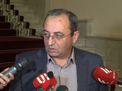 Оппозиция и правящая партия хотят провести внеочередное заседание, но есть разногласия по тексту