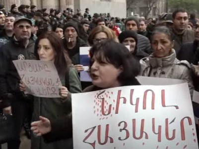 Protest in support of Artsakh takes place in front of Armenian government building