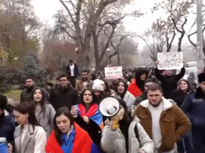 Протестующие студенты включили перед офисом ЕС гимн Арцаха