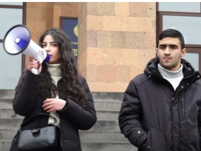 Студенты в Ереване проводят шествие с требованием разблокировать дорогу из Карабаха в Армению