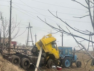 Գորիս-Շինուհայր ավտոճանապարհին բեռնատարը բախվել է էլեկտրասյանը. վարորդն արգելափակվել է ներսում