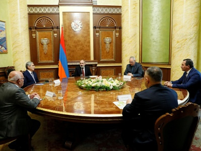 Nikol Pashinyan meets with leaders of non-parliamentary forces