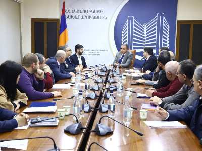 Глава Минэкономики Армении и представители компаний, занимающихся импортом ядохимикатов, обсудили вопросы сферы