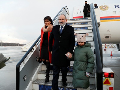 Pashinyan arrives in St. Petersburg with his wife and daughter