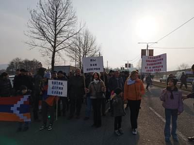 Artsakh people march to Russian peacekeeping forces' military base