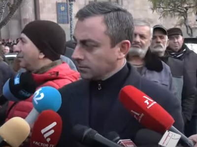 Պետք է գանք ոչ թե պլակատներով, այլ քարերով, եթե երկիրը չեք կարողանում պաշտպանել, ռադ եղեք. Սաղաթելյան