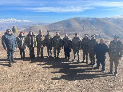 Оппозиционные депутаты посетили боевые позиции в Сюникской области