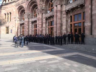 Displaced persons from Karabakh protesting outside Armenia government building