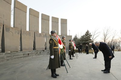 Armenian Prime Minister visits Yerablur military pantheon