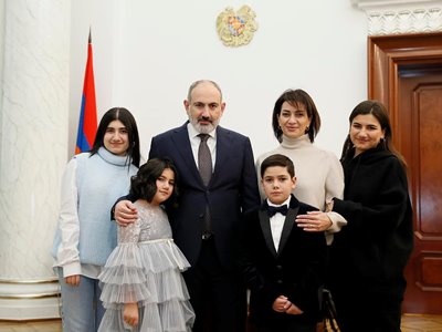 Աննա Հակոբյանը վարչապետի ամանորյա ուղերձի նկարահանումից լուսանկարներ է հրապարակել (ֆոտո)