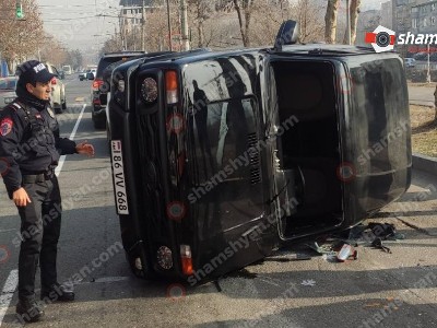 В ереванском районе Аван столкнулись автомобили 23-летних водителей: один из них перевернулся