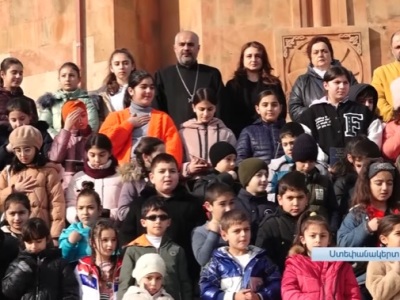 «Խաղաղություն ենք ուզում». Այսօր Արցախի բոլոր կիրակնօրյա դպրոցների սաները եկեղեցում միասնական աղոթքի են մասնակցել