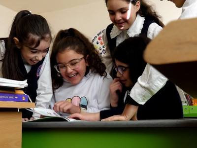 «Կարոտել եմ իմ դասընկերներին». արցախցի 9-ամյա Ասյան երկրորդ օրն է՝ Երեւանում է դպրոց հաճախում