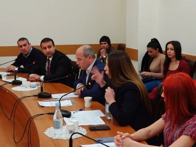 Լեզվակռիվ՝ ԱԺ-ում. «Բամբասկոտ կնոջ նման անունս եք տալիս», «Բամբասկոտ կինը ձեր ամուսինն ա»