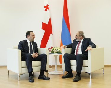 Armenia, Georgia PMs hold private conversation