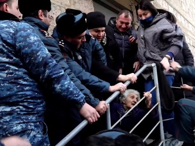 Полицейские и исполнители силой вошли в дом и склад для описи имущества, убрав с дороги пожилую женщину