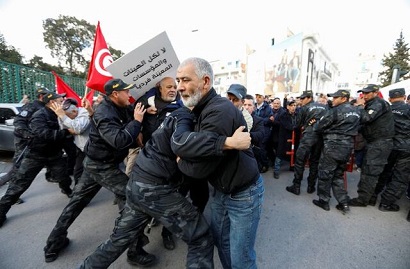 Clashes in Tunis during protests on anniversary of revolution