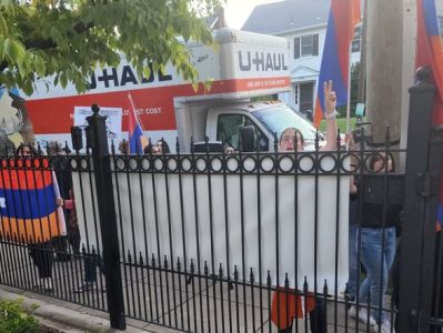 Armenian Youth Federation blocks access to Azerbaijani Embassy in USA