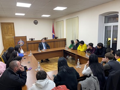 ԱՀ գլխավոր դատախազը հանդիպել է հոգեբանական բռնության ենթարկված երեխների հետ եւ ներողություն խնդրել կատարվածի համար