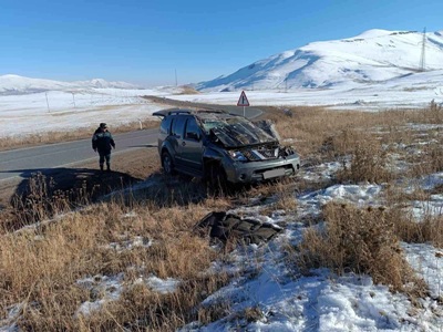 Սիսիան-Երևան ճանապարհին որ «Nissan Pathfinder»-ը դուրս է եկել ճանապարհից եւ հայտնվել դաշտում (ֆոտո)