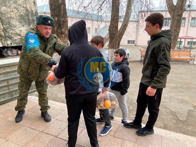 Миротворцы РФ и «Айер Миацек» раздали гумпомощь детям в Арцахе