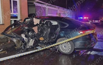Երևանում Ford Fusion-ը բախվել է «Լյուքս» հյուրանոցի պատին․ վարորդը  հիվանդանոցի ճանապարհին մահացել է