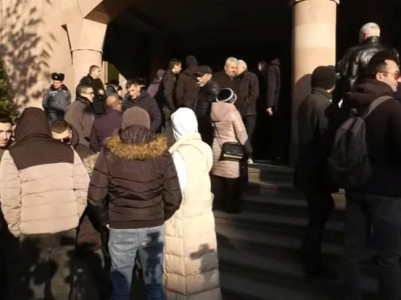 Fallen soldiers’ parents subjected to police brutality at military pantheon protest outside Investigative Committee