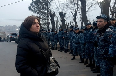 В «Ераблуре» родители погибших военнослужащих оказали «теплый» прием министру обороны Армении