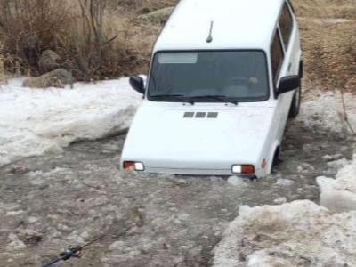 Զառիթափ գյուղում «VAZ-2121»-ն արգելափակվել է ցեխակույտում