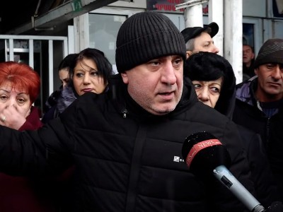 Ո՞ւր են էդ դեպուտատները, ընտրություններին գալիս են ոտքերներիս մոտ, հիմա չկան, բա ո՞ւր եք, արա, եկեք. առեւտրական