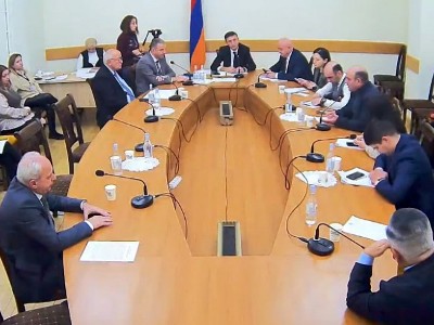 Լեզվակռիվ ԱԺ-ում․ «Փնթին ո՞րն է, չհասկացա», «Դուք ինձ պետք է բառեր տաք, նախադասություն կազմե՞մ, էդ ո՞նց կարա տենց լինի»