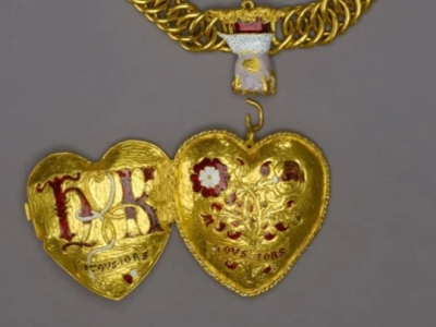 Amateur archaeologist found in England gold pendant with symbols of Henry VIII