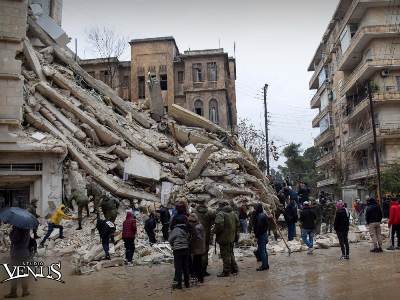 Rescuers pull newborn from rubble in Aleppo