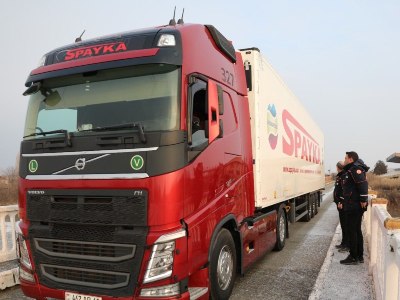 Armenia humanitarian aid trucks met on Turkey side by Igdir emergency department head