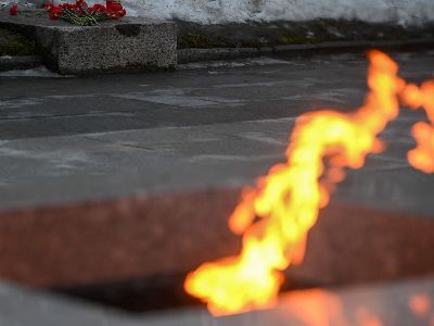 Бездомного из Армении задержали за «магический» обряд с ножом у Вечного огня в Москве