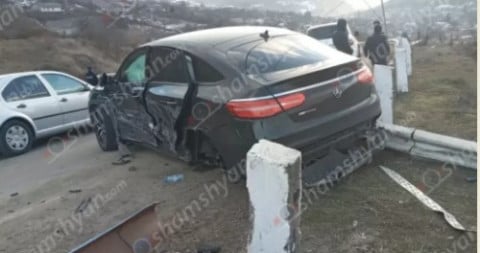 Խոշոր ավտովթար Տավուշում․ բախվել են Mercedes-ն ու BMW-ն․ ավտոմեքնաների անվահեծանները կոտրվել են