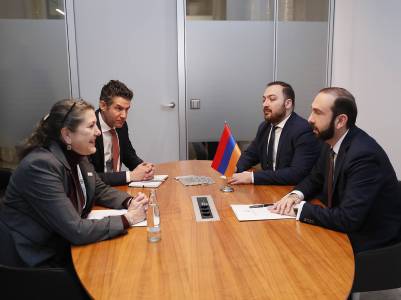 Ararat Mirzoyan presents humanitarian problems in Nagorno-Karabakh to Erin Elizabeth McKee
