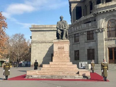 Guard of honor assigned at Hovhannes Tumanyan statue in downtown Yerevan 