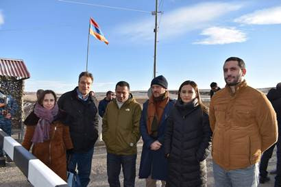PACE representatives visit checkpoint on road linking Armenia to Karabakh, record that motorway is closed (PHOTOS)