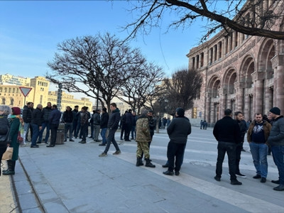 Родителей погибших во время пожара военнослужащих приняли в Правительстве Армении